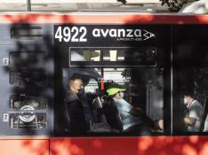 Varios usuarios del bus urbano, en el interior de uno de los vehículos de Avanza.