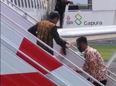 La primera dama de Indonesia se cae al salir del avión a su llegada al G20