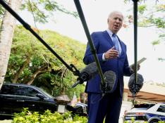Biden atendiendo a los medios desde la cumbre de Bali