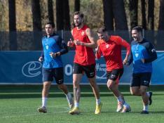 Carrillo y Valentín, durante el entrenamiento de la SD Huesca de este miércoles, en el que realizaron carrera continua.