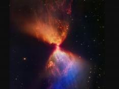 La protoestrella dentro de la nube oscura L1527, que se muestra en esta imagen de la cámara de infrarrojo cercano del telescopio espacial James Webb de la NASA, está incrustada dentro de una nube de material que alimenta su crecimiento