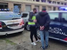 Detenido un hombre por asaltar con violencia en Zaragoza a dos ancianas y a una joven que iba con su bebé