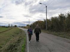 Fawaz Nahhas y su hijo Yunes, de 13 años, vuelven a casa andando por la carretera de Cogullada.