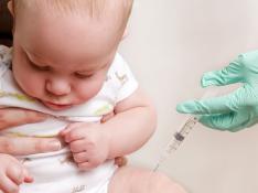 Sanitario vacunando a un bebé.