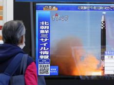 Un ciudadano sigue la información del lanzamiento del misil norcoreano desde una televisión