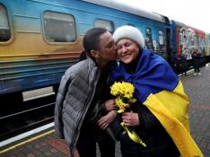 Anastasia besa a su madre a su llegada a Jersón desde Kiev en el llamado 'tren de la victoria'.