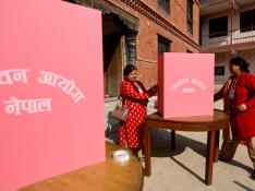 Trabajadores de la comisión elecciones preparan las urnas para la cita electoral en Nepal.