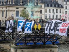 La pancarta con el lema 'La FIFA mata', colocada en el puente de las Artes de París.