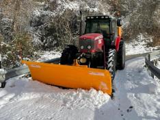 Una máquina de la DPH retira nieve en el acceso a Fragen, en el término municipal de Torla-Ordesa.