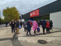 Numerosos clientes han acudido a comprar a Aldi el día de su apertura en Zaragoza.