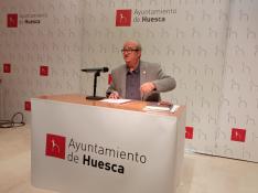 José María Romance, concejal de Hacienda, durante su comparecencia de este jueves en el Ayuntamiento de Huesca.