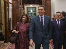 Pedro Sánchez (c), junto a la ministra de Hacienda, María Jesús Montero (i), y el ministro de la Presidencia, Félix Bolaños (d), este jueves en el Congreso.