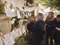 Concentración celebrada en la plaza de Navarra de Huesca, donde se han colgado carteles con los nombres de las víctimas.