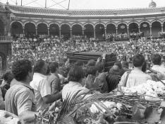 Vuelta al ruedo en la Maestranza de Sevilla con el ataúd con los restos mortales de Paquirri, el 28 de septiembre de 1984.