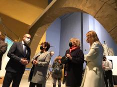 Felipe Faci y otras autoridades en 2021 junto al arco de Sijena recreado en la Escuela de Restauración de Huesca.