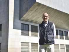 Raúl Lardiés, en la Escuela Universitaria Politécnica de Huesca, donde imparte clases.