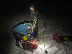 Los guardas de Góriz encontraron al montañero tras dos horas caminando por la nieve.