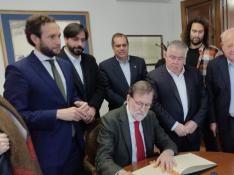 Firma de Mariano Rajoy en el libro de honor del Ayuntamiento de Monzón junto al alcalde, concejales y presidente de CEOS Cepyme Cinca Medio.