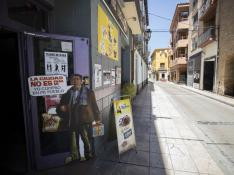 Las calles de La Almunia con elementos de una campaña de consumo anterior.