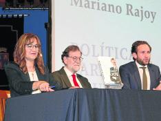 Mariano Rajoy entre Olga Asensio e Isaac Claver, ayer en Monzón.