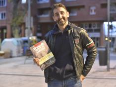 Lorenzo Güerri ha recopilado en un libro los más de 150 años de historia de los bomberos de Huesca.