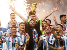 Los jugadores argentinos celebran su triunfo en el Mundial de Catar