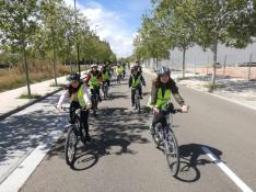 Alumnos del IES Pignatelli recorriendo el entorno del centro en bici, el curso pasado
