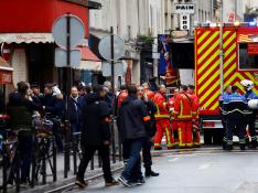 Policías y servicios de emergencia, en el lugar del tiroteo, en la calle de Enghien de París.