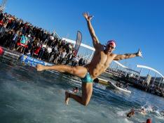 Varias personas participan en la 113 edición de la Copa Nadal, tradicional y popular prueba de natación que se disputa en Barcelona
