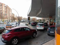 Afluencia de vehículos en una estación de servicio del centro de la capital aragonesa.