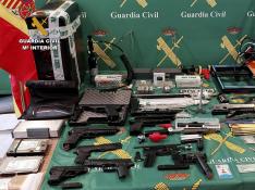 Material incautado por la Guardia Civil tras desmantelar un taller de fabricación de armas.