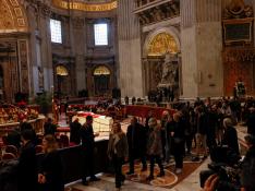 Más de 65.000 personas han pasado por la capilla ardiente del papa emérito en el primer día de velatorio oficial.