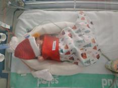 Kits de bienvenida para bebés prematuros que incluyen arrullos, gorros, manoplas, patucos...