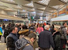 Llegada a la estación de Delicias de los pasajeros afectados por la avería del AVE Huesca-Madrid.