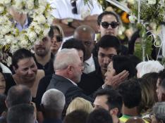 Lula consuela a la viuda de Pelé, Marcia Aoki, durante el segundo y último día de velatorio.