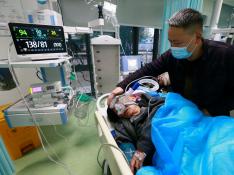 Una persona es atendida por covid en el Hospital de Suining, en el provincia de Sichuan.
