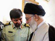El ayatolá Jamenei habla con Ahmad Reza Radan, este sábado en Teherán.