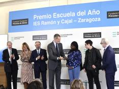 Felipe VI entrega el premio de Mejor Escuela del Año 2021 a Fatumata Sillah y Roy Bustillo