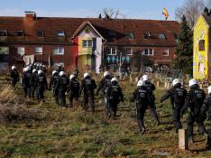 La policía alemana choca con activistas en un enfrentamiento por la expansión de una mina de carbón en Luetzerath