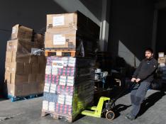 Oriol Gavín, de Arapaz, ayuda a cargar el camión que transporta ayuda humanitaria para Ucrania