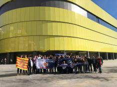 Aficionados del Real Zaragoza desplazados a Villarreal, en el exterior del campo de La Cerámica.