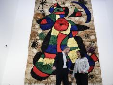 El director de la Fundació Joan Miró, Marko Daniel (i), y la directora general adjunta de la Fundació LaCaixa, Elisa Duran (d), posan para los medios de comunicación antes del estreno del audiovisual "Los tapices de Miró. Del hilo al mundo"