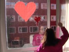 El corazón en la ventana que une a un padre y a su hija en una residencia de Alicante