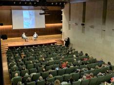 Salvador Illa junto al alcalde de Huesca, Luis Felipe, en el salón de actos de la Diputación Provincial de Huesca durante la presentación de su libro.