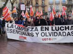 Algunos de los participantes en la movilización de las trabajadoras llevada a cabo este jueves en Huesca.