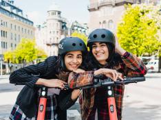 El uso del casco en patinete podría ser obligatorio en Barcelona.