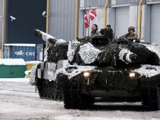 Militares del ejército danés en tanques Leopard