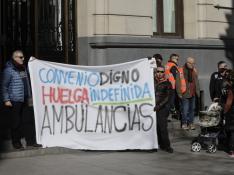 Concentración por el transporte sanitario urgente en Zaragoza.