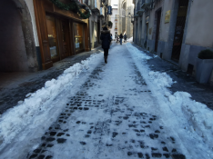 Las bajas temperaturas han originado placas de hielo en carreteras y zonas urbanas.