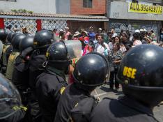 Policía desaloja campus universitario donde acampaban manifestantes en Lima